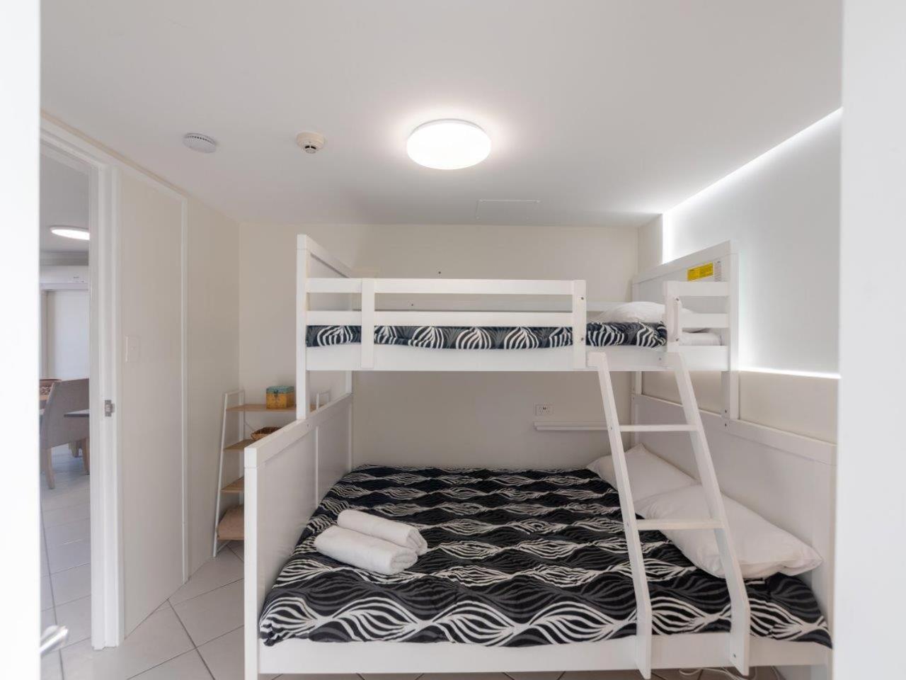 Crystal Beachfront Apartments Гоулд Коуст Екстериор снимка
