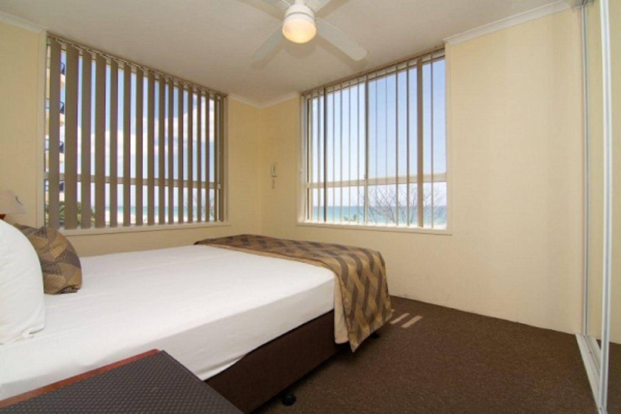 Crystal Beachfront Apartments Гоулд Коуст Екстериор снимка